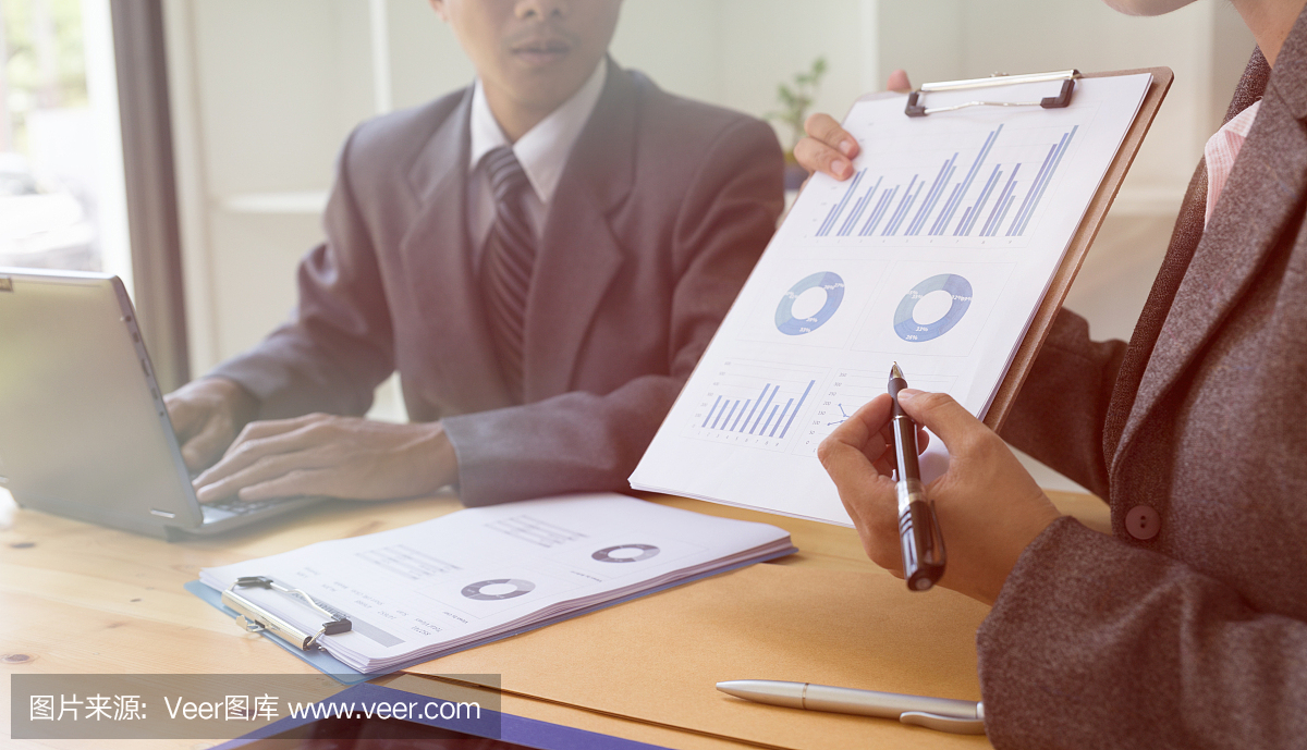 商務人員出席專業(yè)投資者的創(chuàng)業(yè)項目。財務經理會議和討論分析數據的圖表和圖表顯示的結果。企業(yè)財務和營銷理念